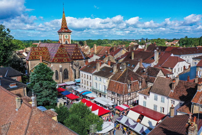Le marché de Louhans installé sur la place, vu depuis les toits, avec le clocher de l'église
