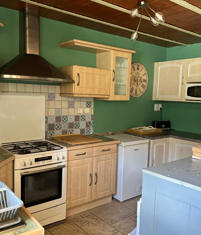 La cuisine toute équipée du gîte, avec piano de cuisson et hotte